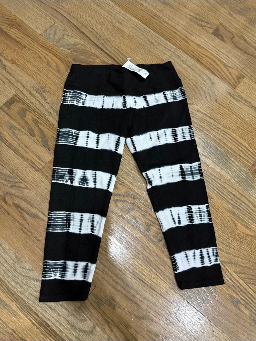 Brand new with tags*Girl’s Hardtail Black & White Tie-Dye Stripe Capri Leggings